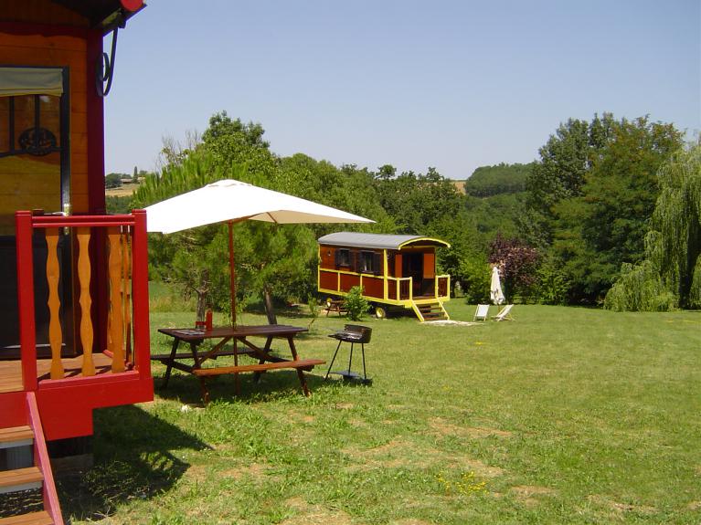 2 Roulottes gites en bois massif sur un site naturel